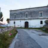 Alla fine di quest�ultima si staglia la grigia facciata della settecentesca Masseria del Seminario, di propriet� ecclesiastica che d� il suo �religioso� nome anche all�ipogeo